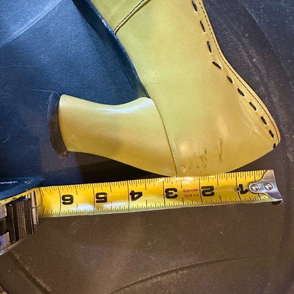 Fantastic lime green Fluevogs! Heart heels, mules, loafer style w/ black bow - Picture 11 of 11